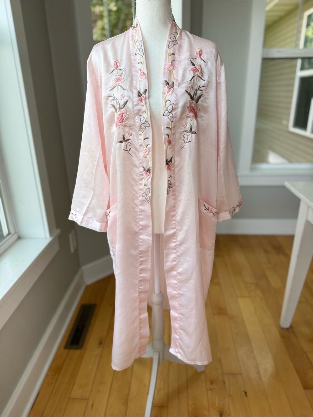 Vintage Pink Embroidered Satin Kimono Robe One Size